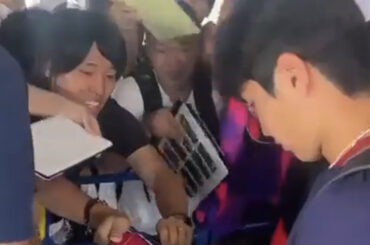Kang-In Lee signs autographs in Japan