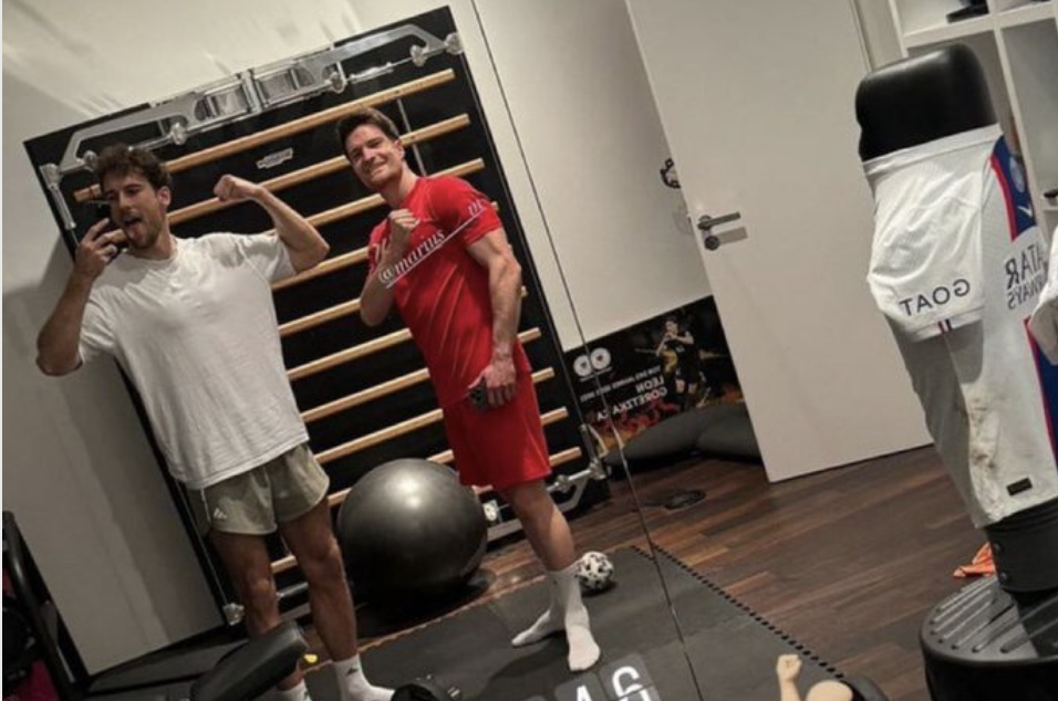 Pourquoi Goretzka boxe-t-il un maillot du PSG ?