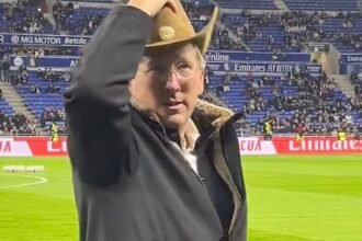 JohnTextor chambre le PSG avec son chapeau de Cow Boy