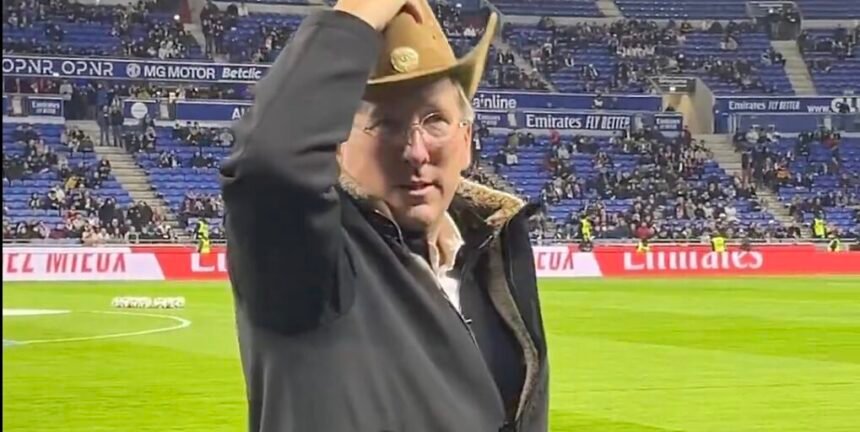 JohnTextor chambre le PSG avec son chapeau de Cow Boy