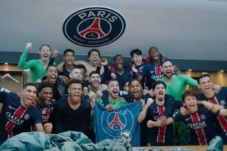 Les joueurs du PSG dans le vestiaire après la victoire en Ligue des Champions contre Arsenal
