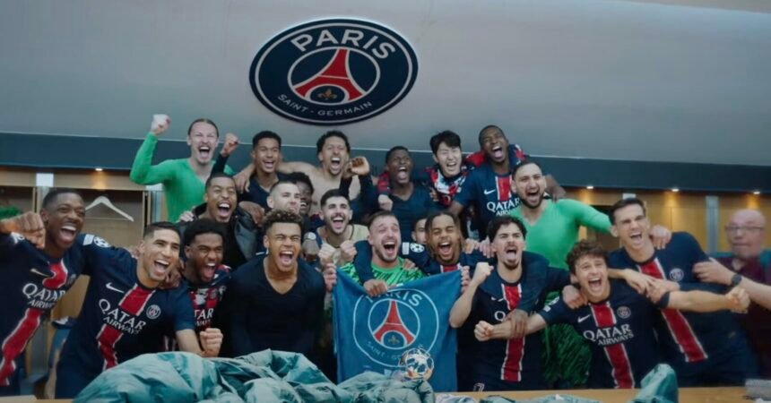 Les joueurs du PSG dans le vestiaire après la victoire en Ligue des Champions contre Arsenal