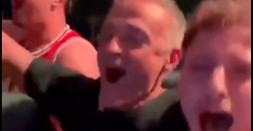 Luis Enrique chante avec des rugbymen… dans un resto catalan, en Espagne.