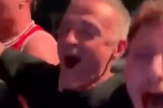 Luis Enrique chante avec des rugbymen… dans un resto catalan, en Espagne.