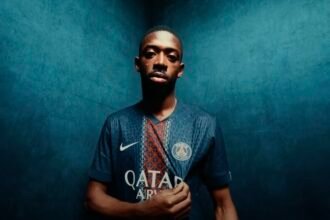 Ousmane Dembélé avec le nouveau maillot du PSG 25-26