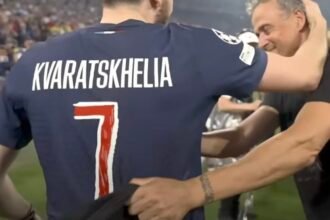 Khvicha Kvaratskhelia Footballeur international géorgien du PSG, avec Luis Enrique
