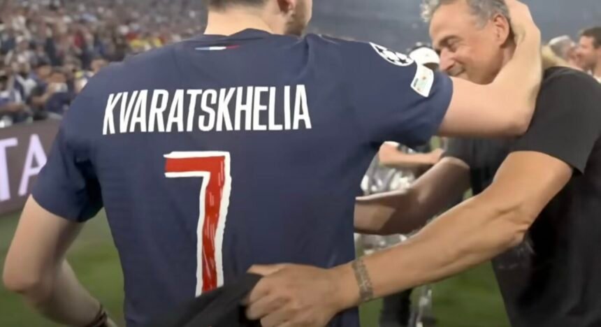 Khvicha Kvaratskhelia Footballeur international géorgien du PSG, avec Luis Enrique