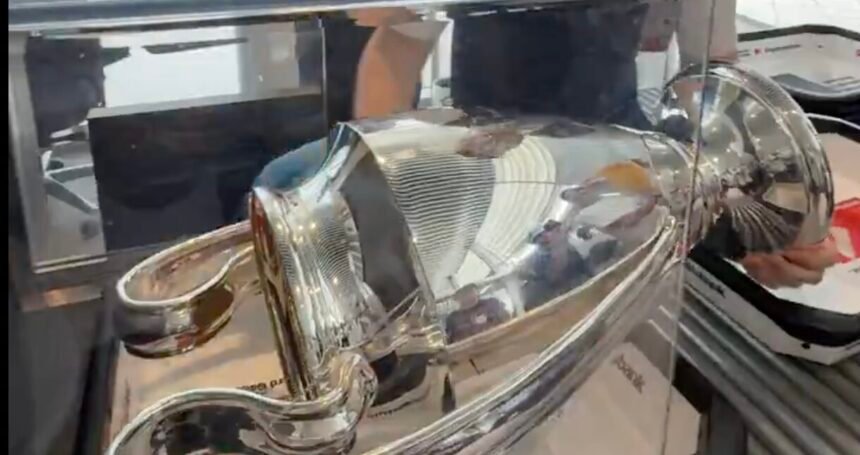 Sous les yeux amusés des passagers, la célèbre coupe aux grandes oreilles a été scannée comme n’importe quel bagage