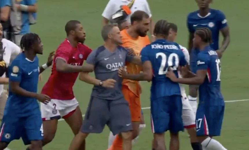 VIDÉO - Luis Enrique pousse Joao Pedro au visage