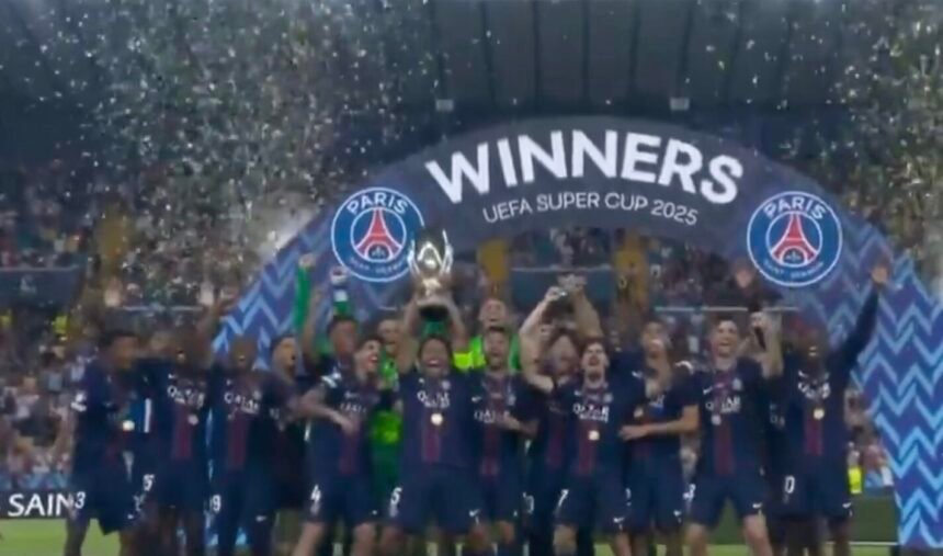 Marquinhos soulève la Supercoupe d'Europe remportée par le PSG