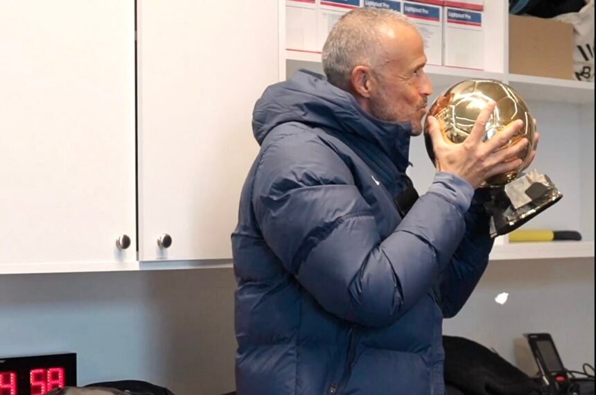 Luis Enrique avec le Ballon d'Or