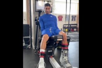 Cristiano Ronaldo pourrait manquer les deux premiers matchs de la Coupe du Monde 2026, une perspective lourde de sens alors que l’attaquant portugais a déjà confirmé qu’il s’agirait de son dernier Mondial. Expulsé contre l’Irlande, le tout premier carton rouge de sa carrière internationale en 226 sélections, après qu’un jaune a été transformé en rouge pour un coup de coude sur Dara O’Shea, Ronaldo est automatiquement suspendu pour le match décisif face à l’Arménie. Mais le pire pourrait suivre : le code disciplinaire de la FIFA prévoit au moins deux matchs de suspension pour « faute grave », et trois pour « agression », incluant les coups de coude d’après The Sun. Si le Portugal valide sa qualification ce dimanche, Ronaldo débuterait donc le Mondial depuis les tribunes, avec le risque de ne disputer qu’un seul match si la Seleção ne sort pas de son groupe. Roberto Martinez a déjà annoncé que le Portugal contestera toute tentative d’alourdir la sanction, jugeant la décision initiale sévère : « Cristiano n’a jamais été expulsé en 226 matchs. C’est un peu dur. Il a passé près d’une heure à être tiré et poussé. Il essaie de se dégager, le défenseur tombe théâtralement ». L’incident a également ravivé les tensions avec l’Irlande, dont le sélectionneur Heimir Hallgrimsson, qui l’avait accusé d’« arbitrer le match » lors de la rencontre précédente, a raconté que Ronaldo l’avait confronté en quittant le terrain : « Il m’a félicité d’avoir mis la pression sur l’arbitre. C’est son geste qui lui coûte le rouge, pas moi ». Si la suspension est alourdie, Ronaldo manquerait aussi d’éventuels barrages en mars. Une situation qui menace directement son ultime aventure…