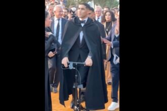 VIDEO. Hakimi récupère son Ballon d'Or Africain... en trottinette