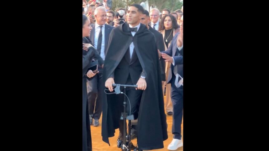 VIDEO. Hakimi récupère son Ballon d'Or Africain... en trottinette
