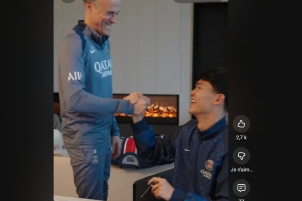 VIDEO. "50 buts, signe!" : Luis Enrique chambre Dro lors de sa signature au PSG